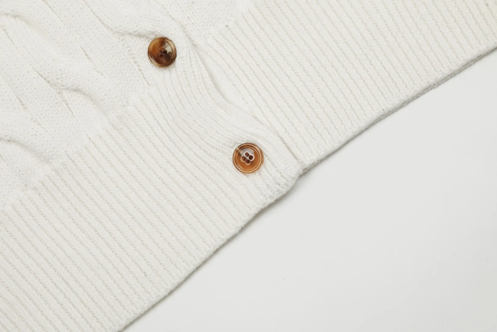 P230 Top quality" Style number: DS006# (not off the shelves all year round) [Ralph Lauren round neck solid color pony embroidery logo twist knitted cardigan] ✅Ralph Lauren Ralph Lauren classic basic versatile knitted cardigan jacket for all seasons ✅Main supplier platform live broadcast Wholesale entity Replacement if out of stock Not off the shelf ✅ZP quality 1:1 version Scan the code to enter the GF website Counter quality ✅Detailed quality The only one in Guangzhou Imported quality cotton yarn Focus on high-end, cost-effective, and good quality. Needless to say, the version is restored to the original version. The maximum size can be worn up to 160 pounds. Loose, comfortable and stress-free. ✅The upper body is simple and easy to match. A must-have for goddess ootd. Good-looking clothes are never picky. Must-have items in goddess wardrobe. Size: S- Navy blue white label Navy blue red label